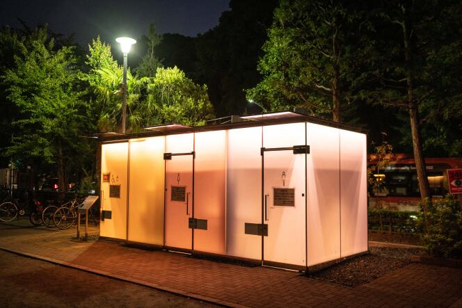 Des toilettes publiques conçues par l’architecte japonais Shigeru Ban au Yoyogi Fukamachi Mini Park à Tokyo, en juin 2023. 
