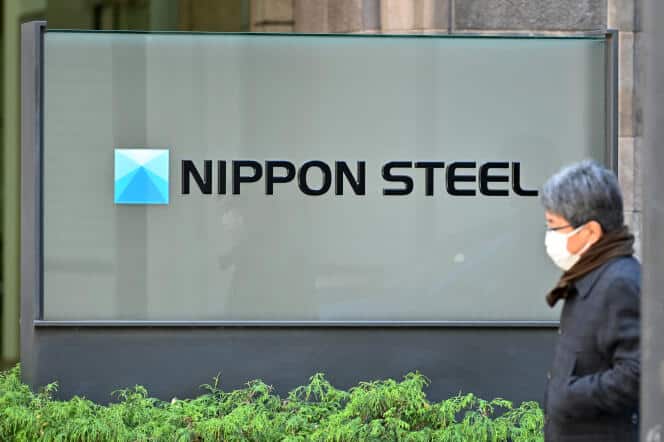 Devalt le siège de Nippon Steel, à Tokyo (Japon), le 19 décembre 2023.