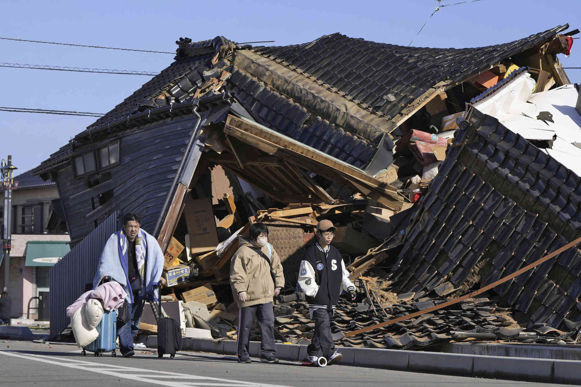 Trois habitants à Wajima, dans la préfecture d’Ishikawa, au Japon, le 2 janvier 2024.