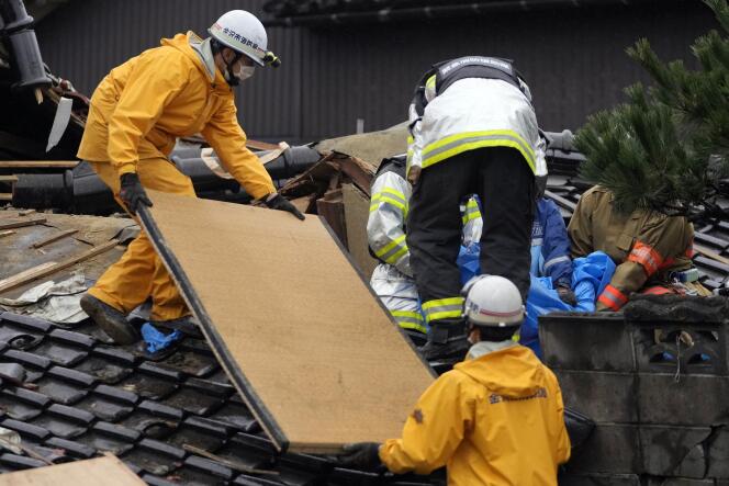 Des pompiers et des secouristes s’affairent autour d’une maison effondrée après un puissant tremblement de terre, à Suzu, dans la région d’Ishikawa, le 3 janvier 2024.