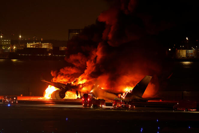 L’avion A350 de Japan Airlines en feu à l’aéroport international de Haneda, à Tokyo, au Japon, le 2 janvier 2024. 