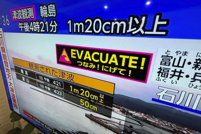 Une alerte au tsunami diffusée à la télévision, à Yokohama, près de Tokyo, le 1er&nbsp;janvier 2024. 