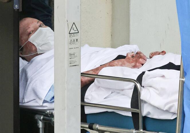 Shinji Aoba, transporté sur une civière au poste de police de Fushimi, à Kyoto, le 27 mai 2020.