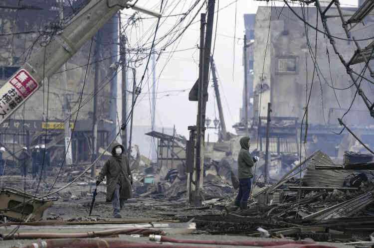 Dans le marché endommagé par le tremblement de terre à Wajima, dans la préfecture d’Ishikawa, au Japon, mardi 2 janvier 2024.