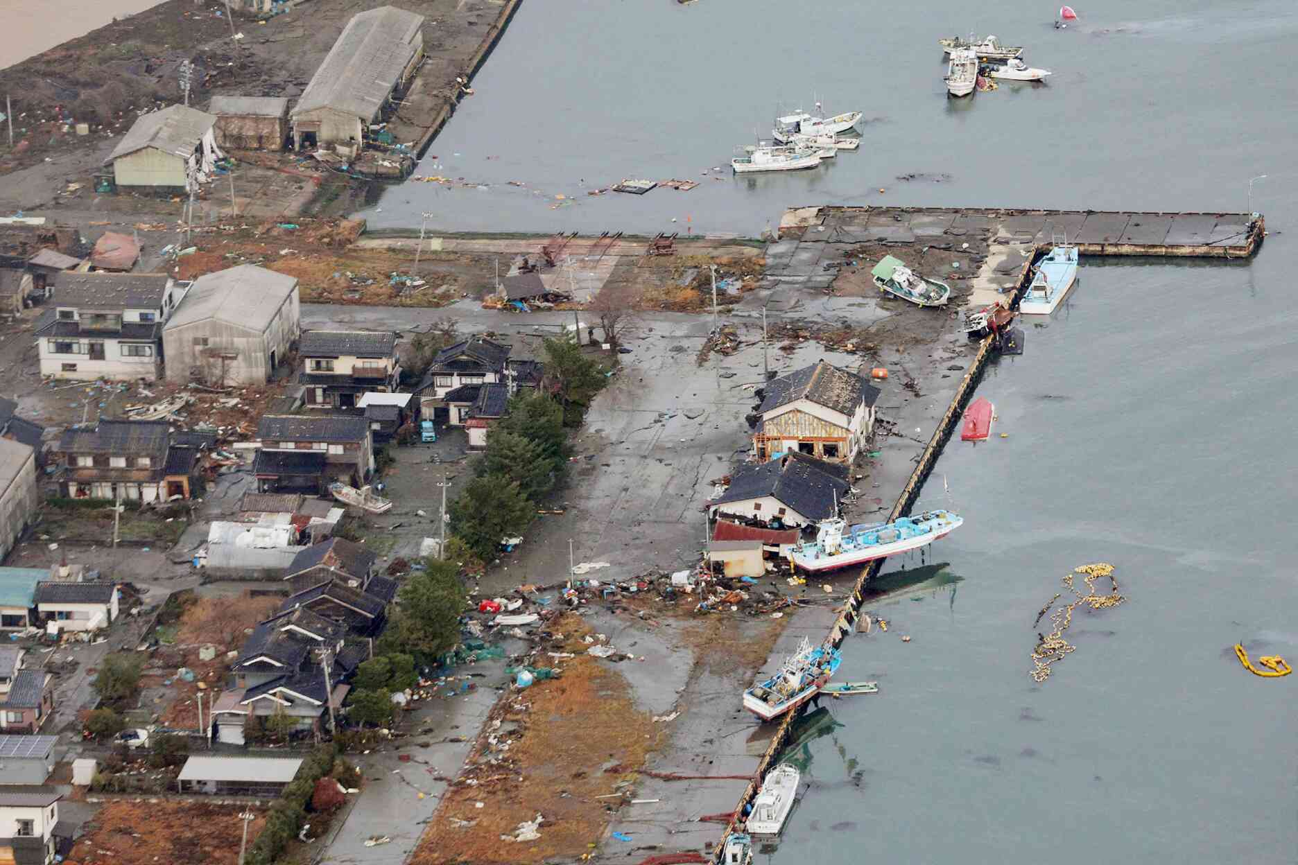 Cette photo aérienne fournie par Jiji Press montre des bateaux chavirés et d’autres laissés à terre dans le port de pêche de la ville de Suzu, dans la préfecture d’Ishikawa, au Japon, le 2 janvier 2024.