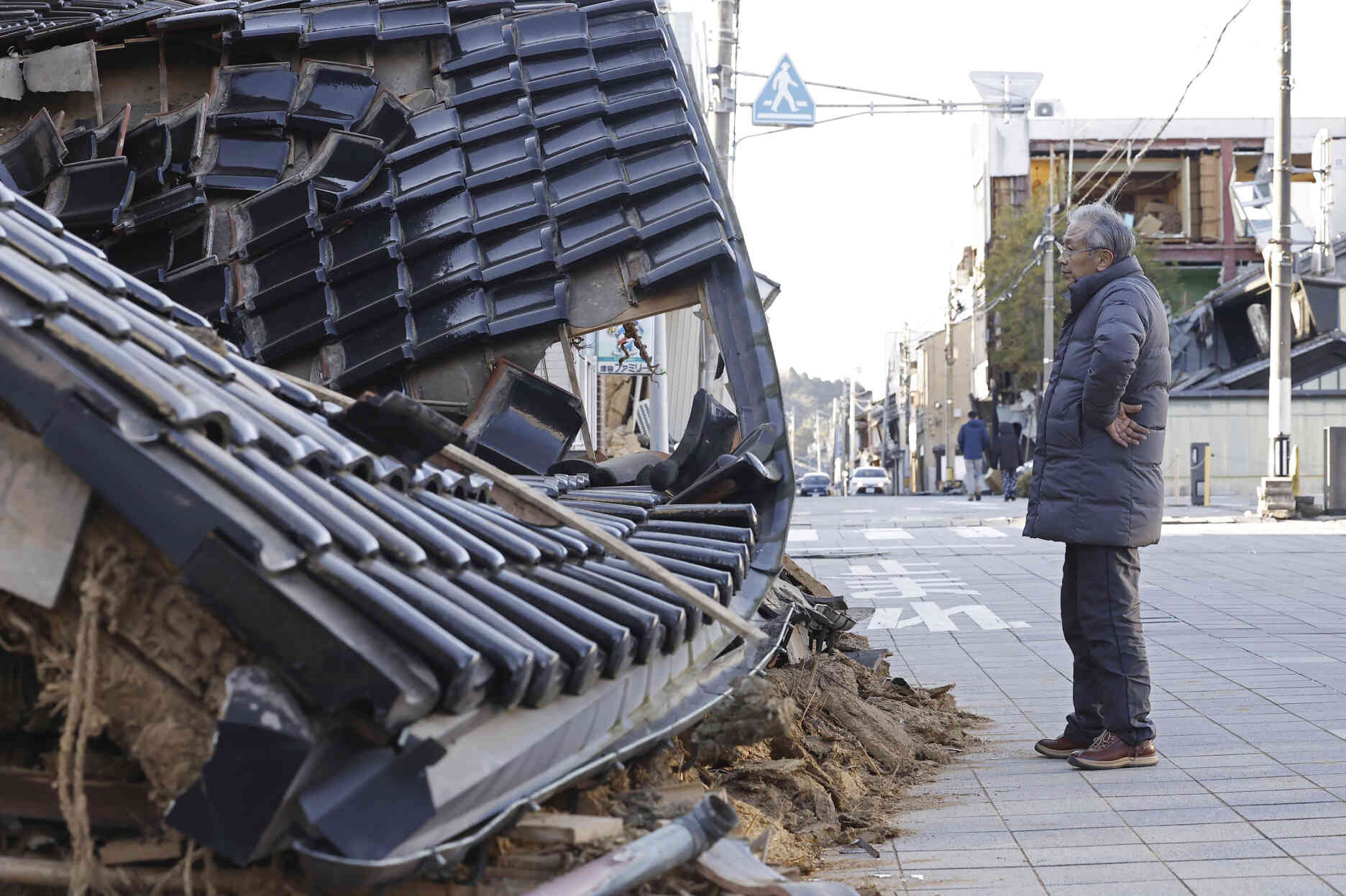 Devant un magasin de bougies détruit à Nanao, dans la préfecture d’Ishikawa, au Japon, le 2 janvier 2024.
