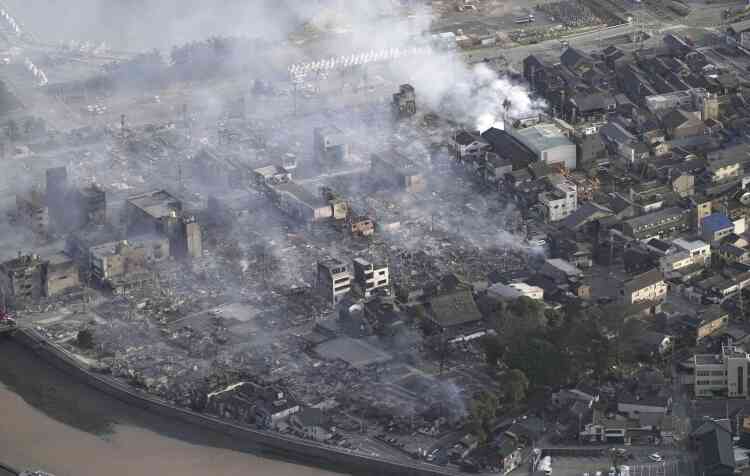 De la fumée s’élève du site d’un incendie survenu à la suite des tremblements de terre à Wajima, dans la préfecture d’Ishikawa, au Japon, le 2 janvier 2024.