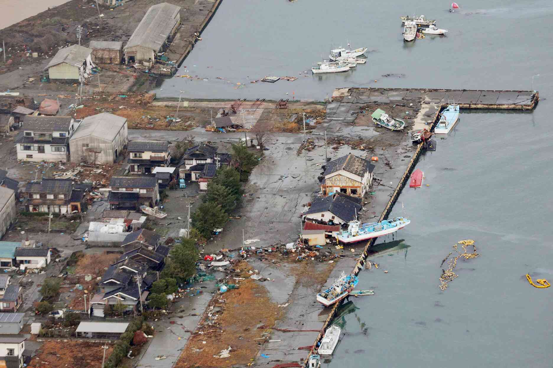 Cette photo aérienne fournie par Jiji Press montre des bateaux chavirés et d’autres laissés à terre dans le port de pêche de la ville de Suzu, dans la préfecture d’Ishikawa, au Japon, le 2 janvier 2024.