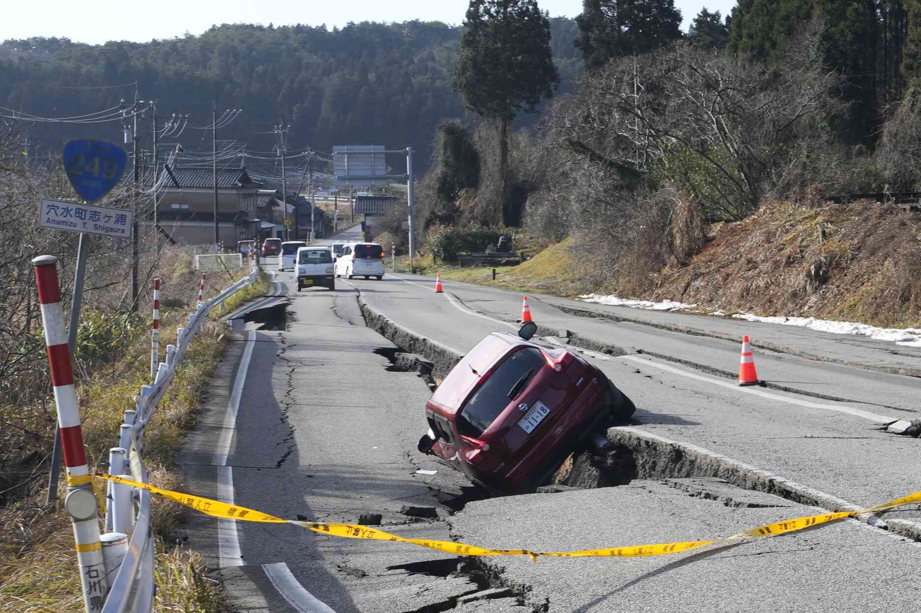 Sur une route partiellement effondrée près de la ville d’Anamizu, dans la préfecture d’Ishikawa, au Japon, le 2 janvier 2024.