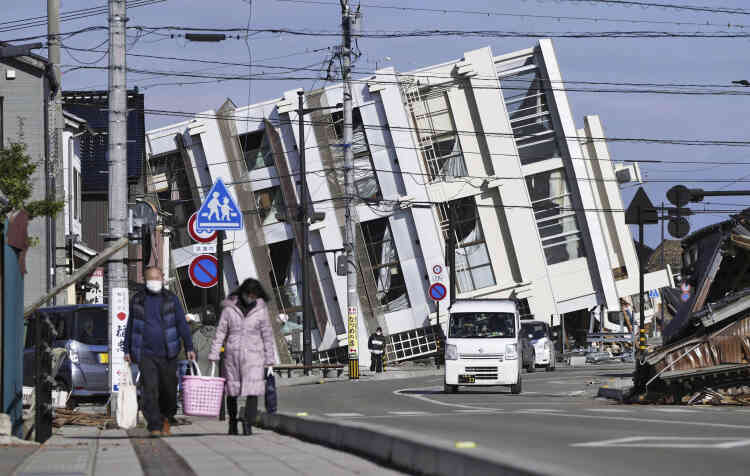 Un bâtiment effondré à la suite du séisme à Wajima, dans la préfecture d’Ishikawa, au Japon, le 2 janvier 2024.