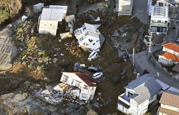 Des maisons effondrées à Kanazawa, dans la préfecture d’Ishikawa, au Japon, le 2 janvier 2024.