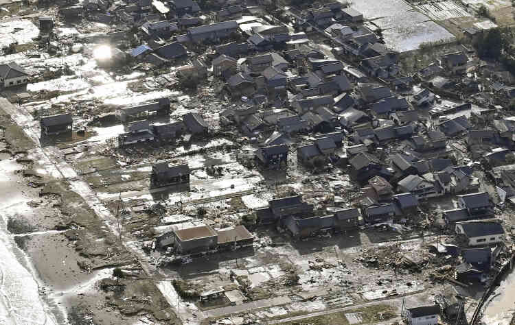 Des maisons détruites le long de la côte à Suzu, dans la préfecture d’Ishikawa, au Japon, le 2 janvier 2024.