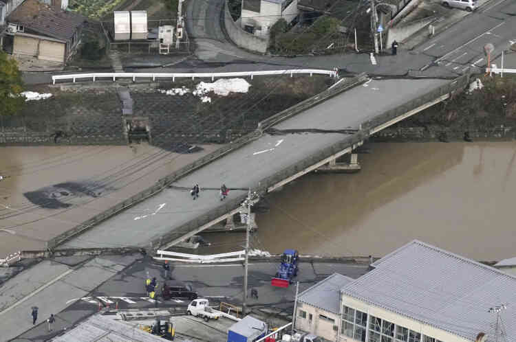 Un pont avec de multiples fissures à Suzu, dans la préfecture d’Ishikawa, au Japon, le 2 janvier 2024.