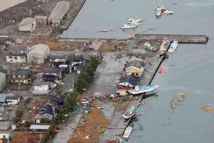 Cette photo aérienne fournie par Jiji Press montre des bateaux chavirés et d’autres laissés à terre dans le port de pêche de la ville de Suzu, dans la préfecture d’Ishikawa, au Japon, le 2 janvier 2024.