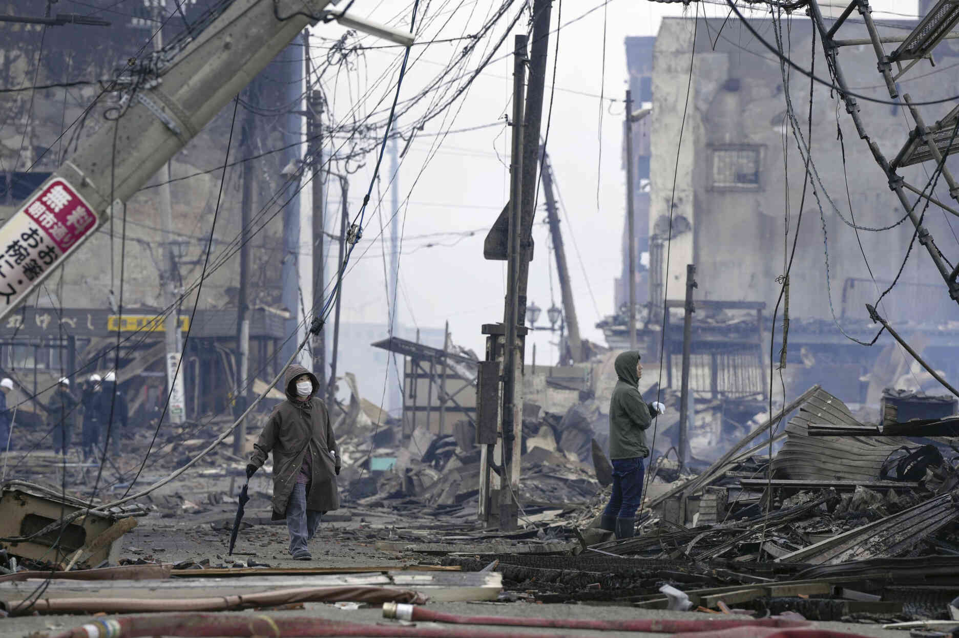 Dans le marché endommagé par le tremblement de terre à Wajima, dans la préfecture d’Ishikawa, au Japon, mardi 2 janvier 2024.