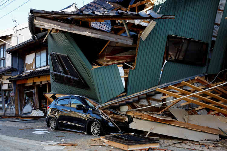 Une maison effondrée à Nanao, dans la préfecture d’Ishikawa, au Japon, le 2 janvier 2024.
