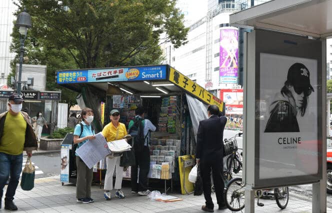 Un kiosque à journaux près de la gare de Shibuya, à Tokyo, le 15 octobre 2021.