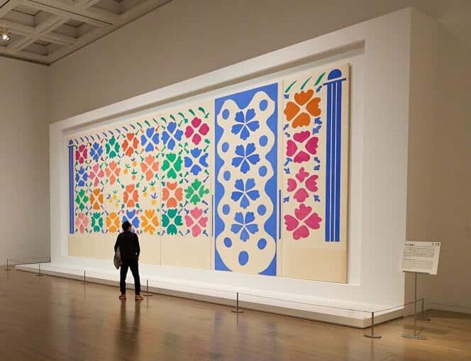 « Fleurs et fruits » (papiers gouachés découpés, 1952-1953), d’Henri Matisse , dans l’exposition « Formes libres », au National Art Center de Tokyo (Japon).