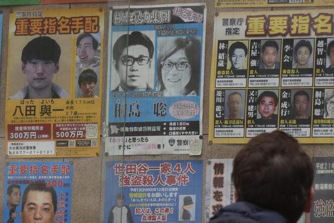 Un avis de recherche de Satoshi Kirishima, affiché à l’extérieur d’un poste de police, le 2 février 2024, à Tokyo.