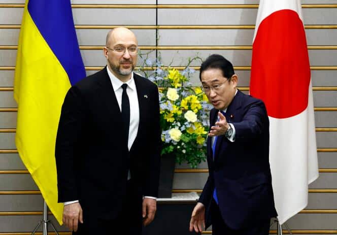 Le premier ministre ukrainien Denys Chmyhal rencontre son homologue japonais Fumio Kishida dans le cadre de la Conférence Japon-Ukraine à Tokyo, le 19 février 2024.