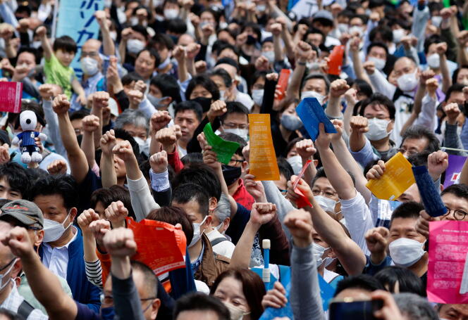 Rassemblement des membres de la Confédération japonaise des syndicats, le Rengo, pour exiger des salaires plus élevés et de meilleures conditions de travail, à Tokyo, le 29 avril 2023. 