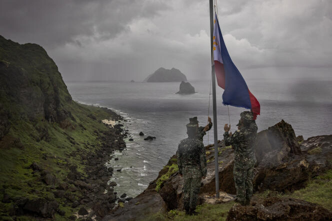 Des soldats philippins hissent le drapeau national sur l’île de Mavulis, dans l’archipel des Batanes, destiné à devenir le fer de lance du dispositif de défense au nord du pays, le 29  juin  2023.