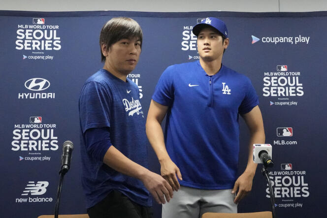 Shohei Ohtani (à droite), star japonaise du baseball et joueur des Los Angeles Dodgers, et son interprète, Ippei Mizuhara, avant un entraînement au Gocheok Sky Dome, à Séoul, le 16 mars 2024.