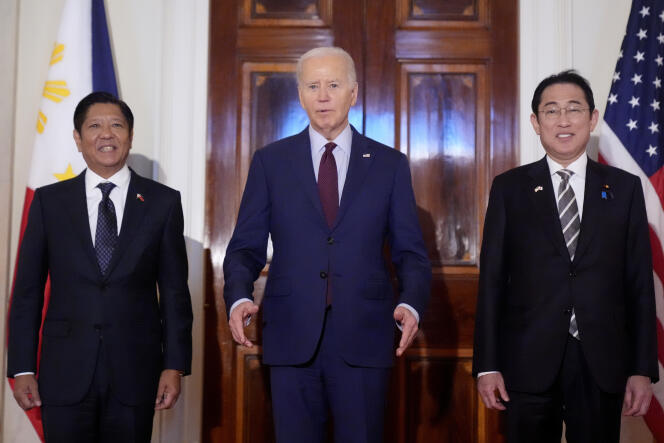 Le président américain, Joe Biden (au centre) avec le président philippin, Ferdinand Marcos Jr. (à gauche), et le premier ministre japonais, Fumio Kishida, à la Maison Blanche, à Washington, le 11 avril 2024.