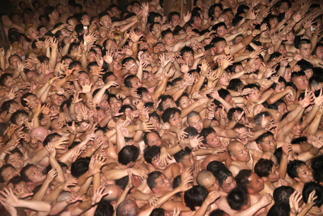 Environ 9 000 hommes en pagne tentent de s’emparer d’un bâton en bois porte-bonheur lors du festival nu « Eyo », au temple Saidaiji, le 17 février 2024, à Okayama (Japon).