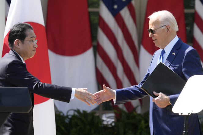 Le président Joe Biden et le premier ministre japonais, Fumio Kishida, se serrent la main après avoir tenu une conférence de presse conjointe dans la roseraie de la Maison Blanche, mercredi 10 avril 2024, à Washington. 
