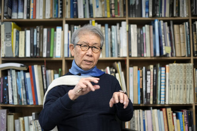 L’architecte Riken Yamamoto, lauréat du prix Pritzker 2024, dans son bureau, à Yokohama, près de Tokyo, le 6 mars 2024.