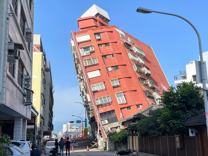 Un immeuble partiellement effondré à Hualien, à Taïwan, après un tremblement de terre, le 3 avril 2024.